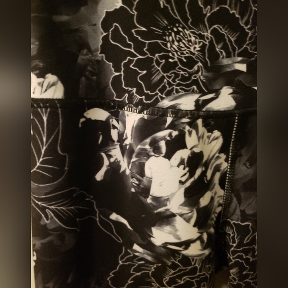 Balance Collection Super Soft Athleisure Leggings - Picture 6 of 7